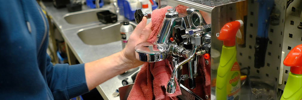 Het schoonmaken van je koffiemachine kan je veel geld besparen! (Hier zijn 3 tips)